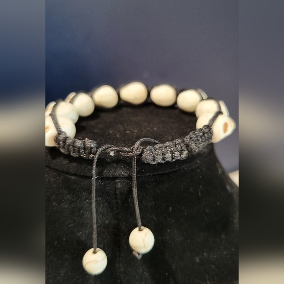 🖤 Gothic Skull Bead Bracelet – Adjustable Black Cord | Edgy Alt Jewelry - Picture 2 of 3